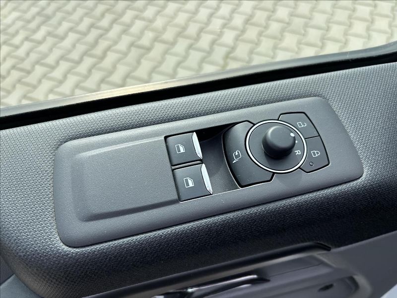 Ford Tourneo Custom 2,0 EcoBlue 125kW Titanium L1 - fotka 28 z 54