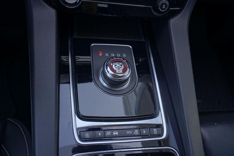 Jaguar F-Pace 2.0 25T 184kW - fotka 23 z 31