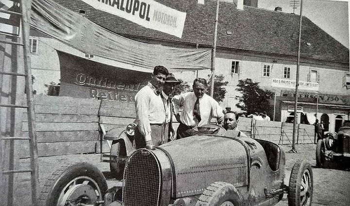 Legendární závod Zbraslav–Jíloviště: momentka z tréninků – zleva Jiří Kristián Lobkowicz, ředitel závodu tajemník Autoklubu RČS Vilém Ronovský, ve voze Bugatti portugalský jezdec Henrique Lehrfeld.