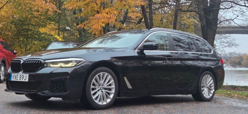 BMW Řada 5 530e xDrive Bílý interiér Taž. - fotka 6 z 25