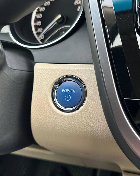 Toyota Camry (2021) 2.5 HEV EXECUTIVE AUTOMAT - fotka 24 z 37