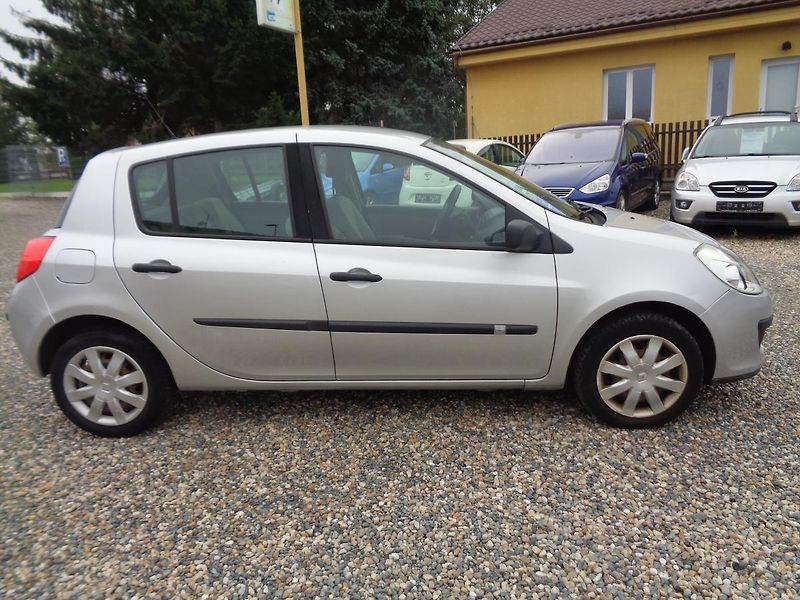 Renault Clio 1,1 - fotka 8 z 13