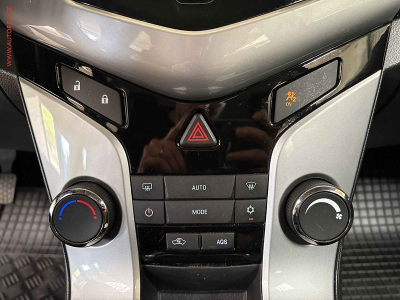 Chevrolet Cruze (2013) 1.4i, Navi, autoAC - fotka 13 z 14