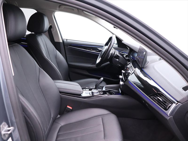 BMW Řada 5 3,0 530d 183kW xDrive Touring - fotka 12 z 35