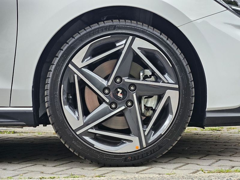 Hyundai i30 1,6 T-GDi 110kW, N-Line, 1.maj - fotka 9 z 36