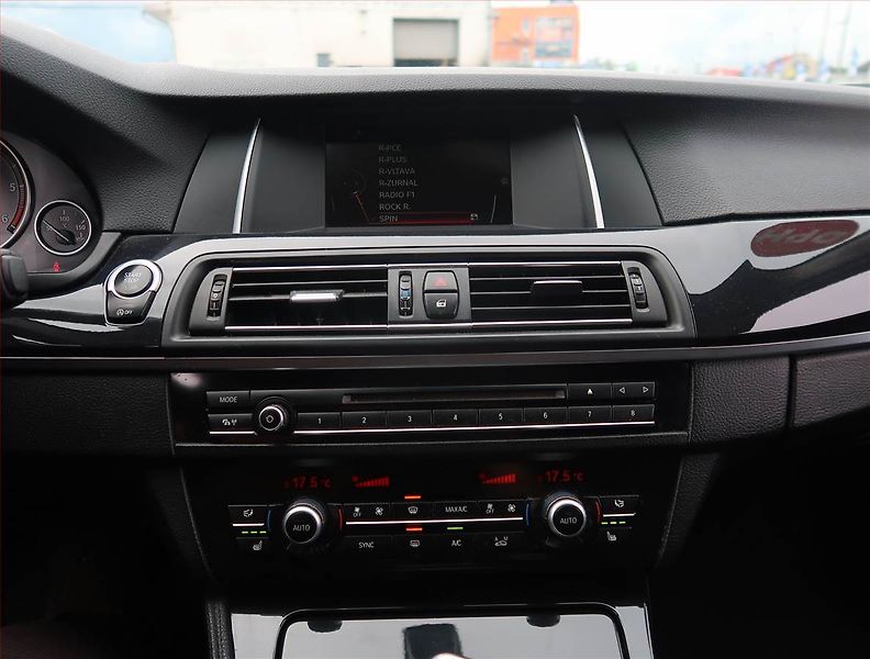 BMW Řada 5 (2015) 520d, Automat, Bi-Xenony - fotka 12 z 18