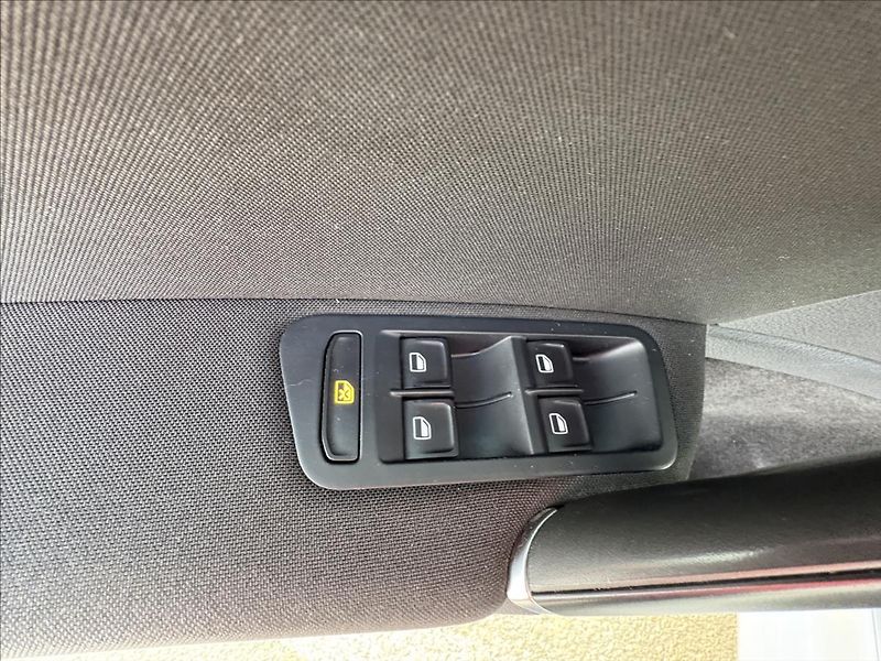 Volkswagen Golf 2,0 TDi 110kW CUP,Navi,Výhřev - fotka 4 z 40