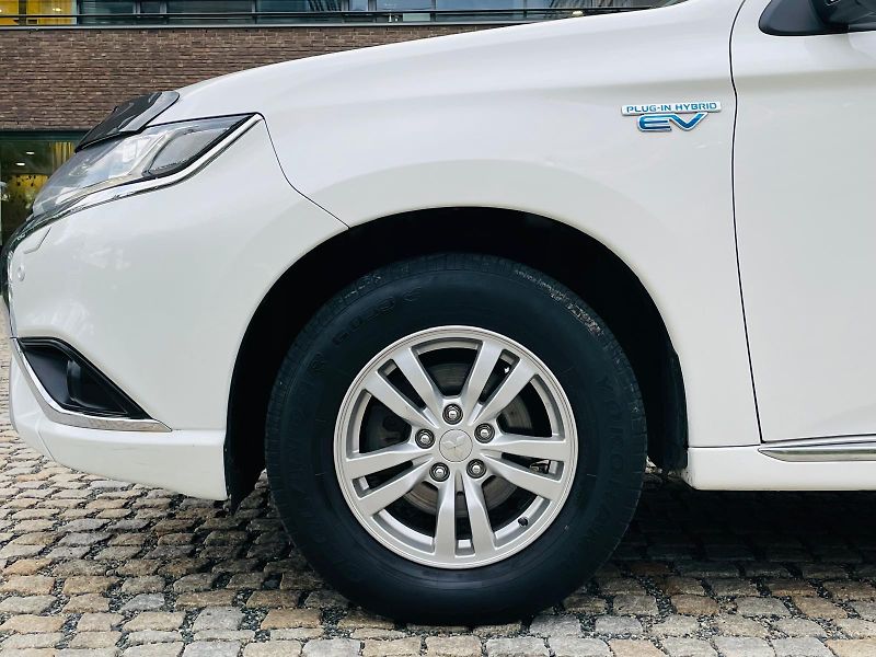 Mitsubishi Outlander 2.4i+HYBRID 4x4 SERVISKA TAŽNÉ - fotka 25 z 53