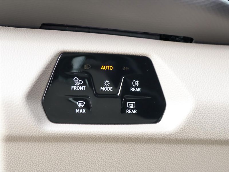 Volkswagen Multivan 2,0 TDI DSG Long Style 7-Míst - fotka 22 z 43