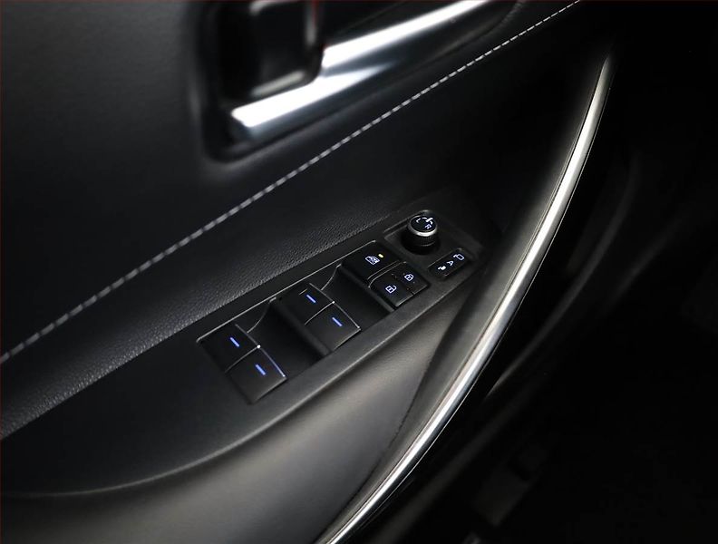 Toyota Corolla (2020) 1.8 Hybrid - fotka 17 z 20