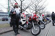 Asi největší pozornost budil tento Santa se svým nádherně vyzdobených motocyklem.