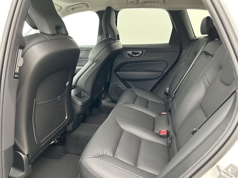 Volvo XC60 2.0  B4 4x4 PLUS  Black - fotka 11 z 30