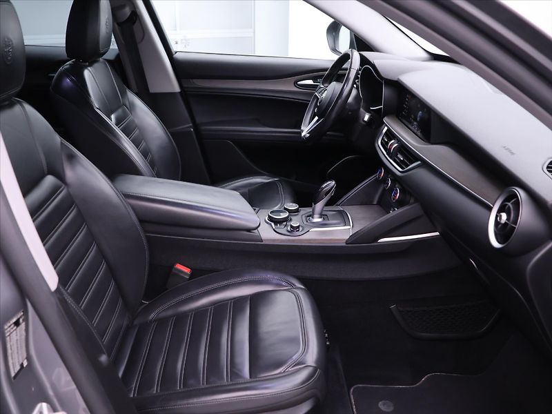Alfa Romeo Stelvio 2,0 TBi 148kW Aut. Q4 Super - fotka 12 z 32