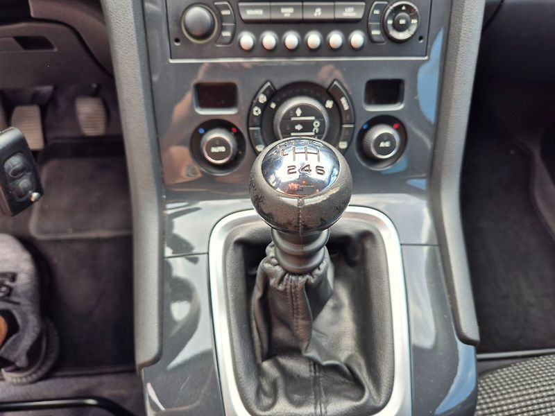 Peugeot 5008 (2011) 1.6  HDI Serviska - fotka 22 z 33