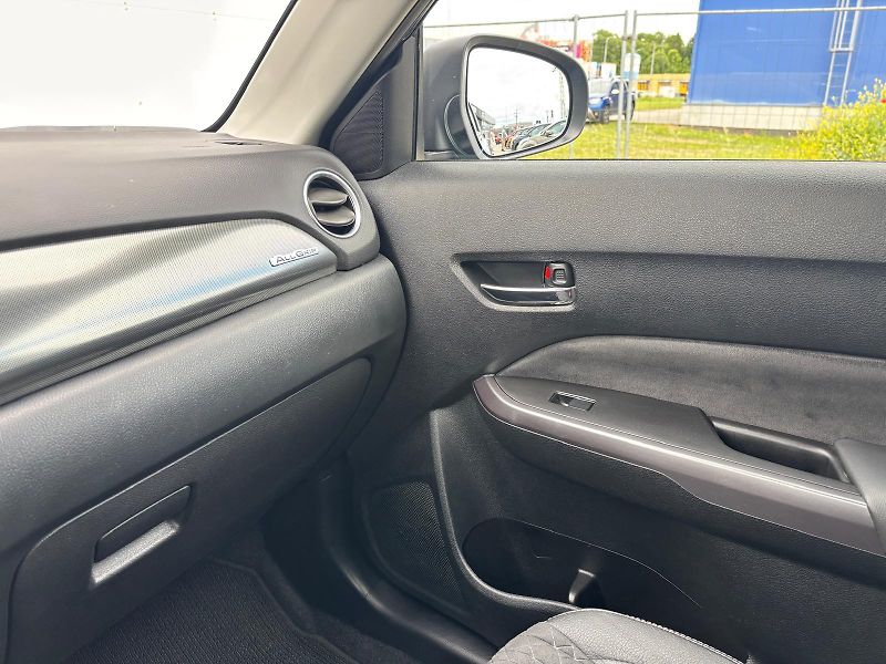 Suzuki Vitara 1,4 BoosterJet Elegance AllGri - fotka 23 z 28