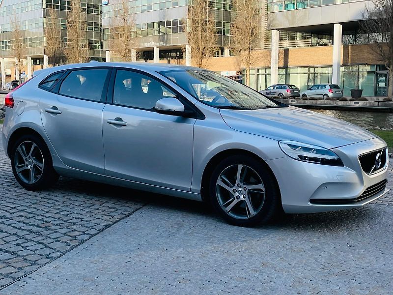 Volvo V40 2.0i MANUÁL KAMERA SERVISKA - fotka 9 z 45