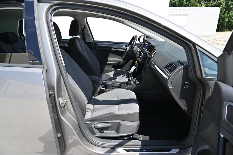 Volkswagen Golf 1.2TSI 81KW BMT rezervace - fotka 26 z 46
