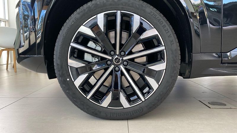 Volvo XC90 (2026) PLUS DARK, B5 AWD, 184+10 kW / - fotka 6 z 12