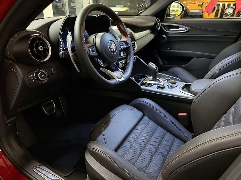 Alfa Romeo Giulia (2026) 2.0T 280k AT8 ZF Q4 4x4 Intens - fotka 7 z 23