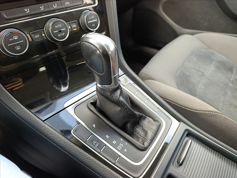 Volkswagen Golf 2,0 TDi DSG Aut.Klima Tempomat - fotka 17 z 41