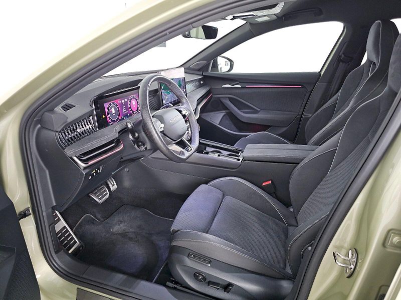 Škoda Superb (2025) 2.0TSi 195kW 4X4 SPORTLINE WEB - fotka 6 z 35