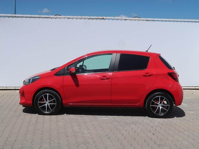 Toyota Yaris (2015) 1.33 Dual VVT-i, Serv.kniha - fotka 3 z 15