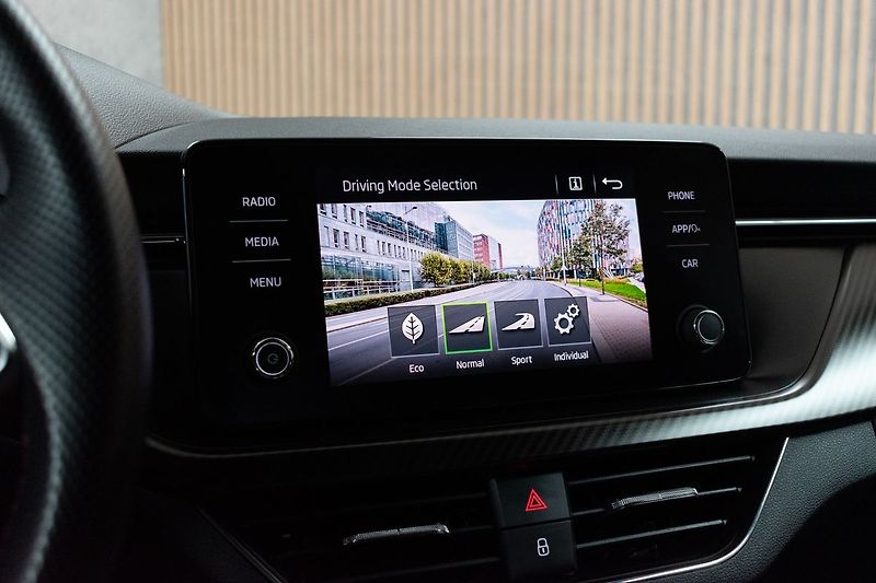 Škoda Kamiq 1.0 TSI MonteCarlo*TAŽNÉ*ČR 1M - fotka 26 z 44