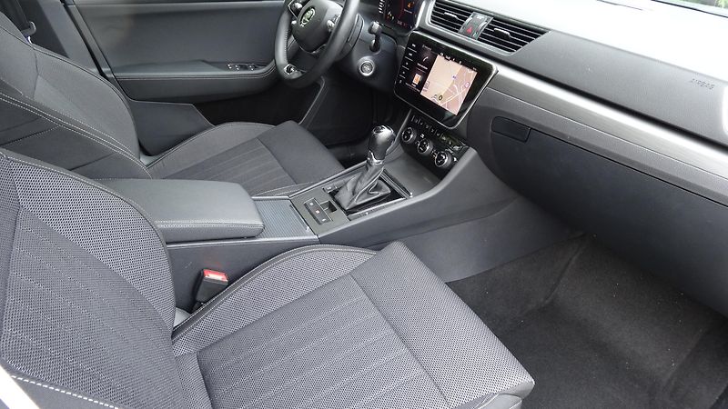 Škoda Superb Kombi 2.0TDi DSG Style plus - fotka 6 z 40