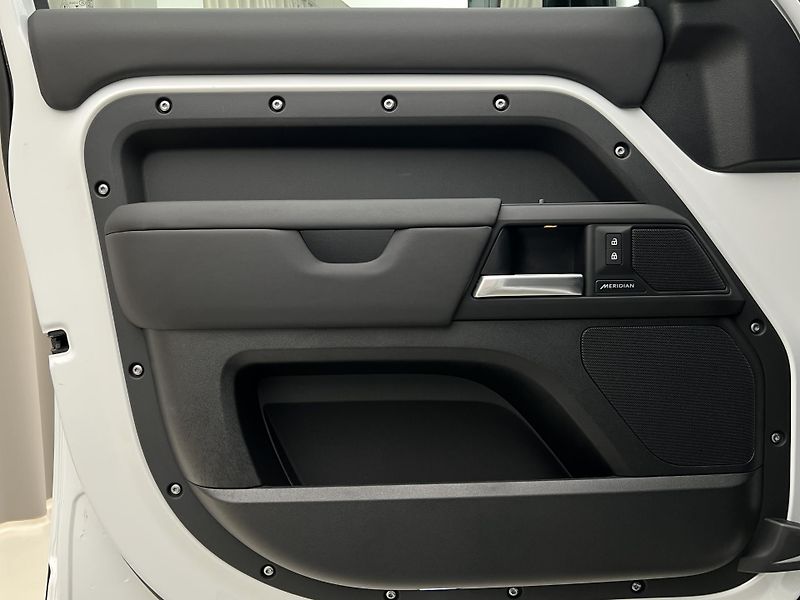 Land Rover Defender 110 D250 X-DYNAMIC SE 1. maj.  - fotka 7 z 47