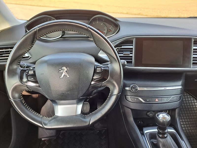 Peugeot 308 (2018) 1.6 HDi SERVISKA PĚKNÝ STAV - fotka 16 z 31