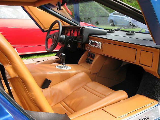 Pohled od interiéru vozu Lamborghini Countach., zdroj: Wikimedia Commons, Herranderssvensson, CC BY-SA 3.0