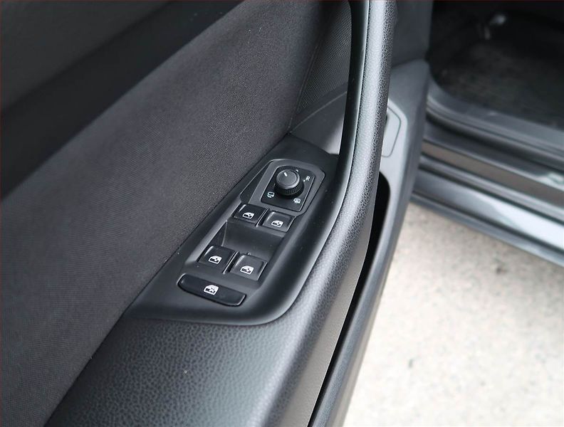 Volkswagen Passat (2018) 2.0 TDI, Automat, Navi - fotka 17 z 20