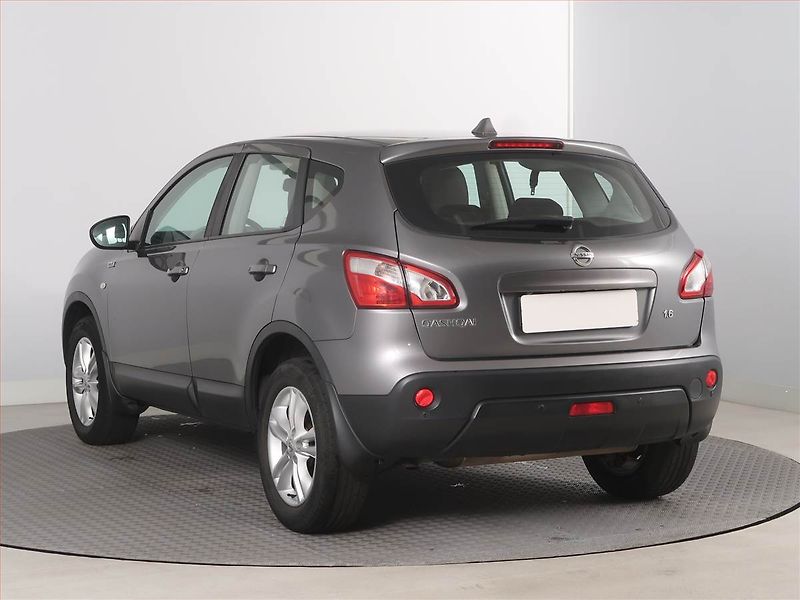Nissan Qashqai (2013) 1.6, Automat, Tempomat - fotka 4 z 17