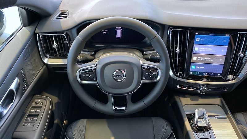 Volvo V60 (2026) PLUS DARK, B4, 145+10 kW / 197 - fotka 7 z 10