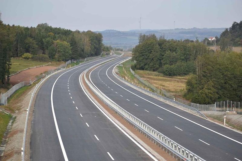 Nový úsek dálnice D6 poblíž Lubence.