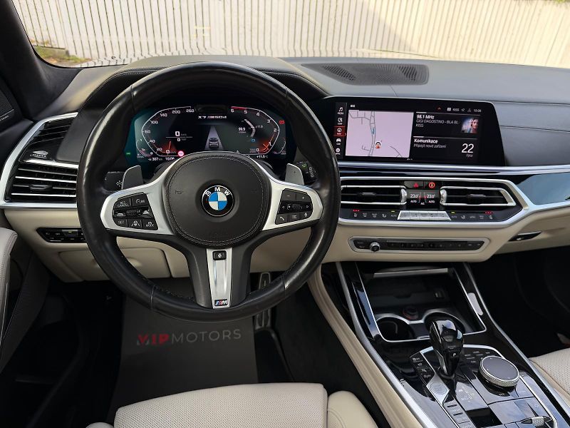 BMW X7 M50xD-R22-PANO-H&K-ČR-TOP STAV - fotka 19 z 53