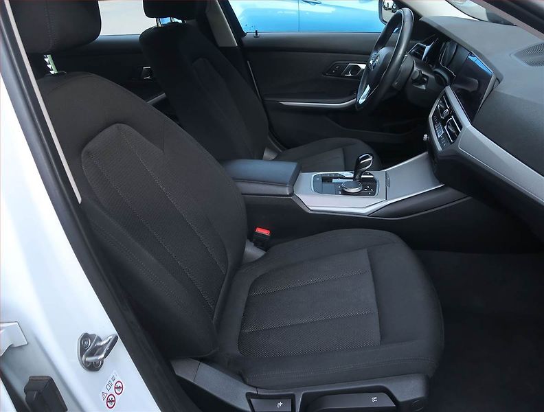 BMW Řada 3 (2021) 320 d xDrive - fotka 9 z 16