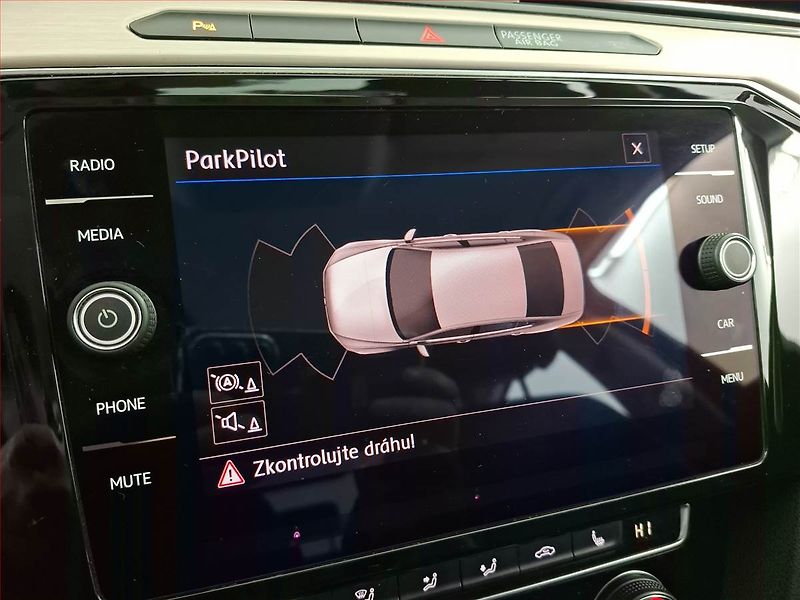Volkswagen Passat (2018) R-Line 2.0 TDI, Kůže, Tempomat - fotka 14 z 19