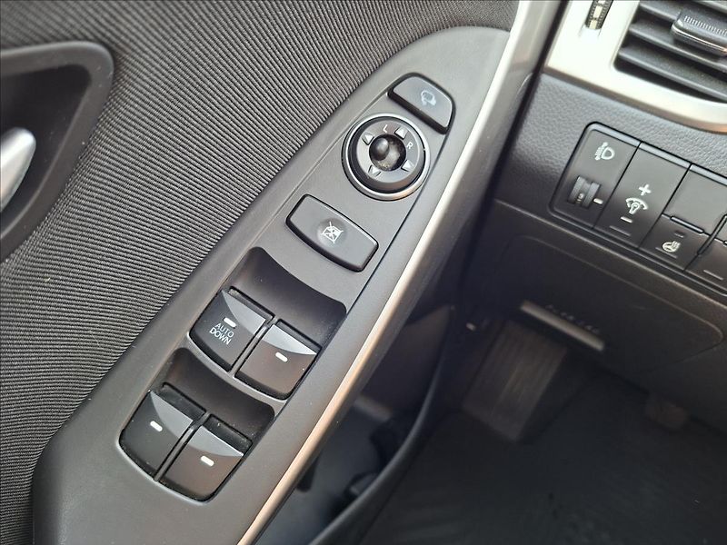 Hyundai i30 1,6 Trikolor 88KW - fotka 16 z 18