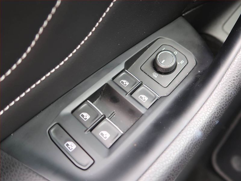 Volkswagen Passat (2022) Elegance 2.0 TDI - fotka 17 z 19
