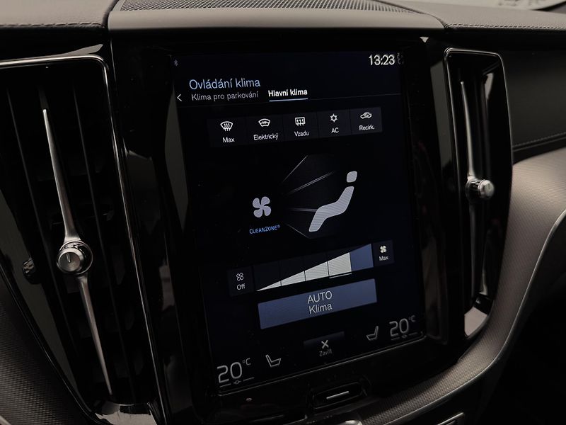 Volvo XC60 T8 AWD RECHARGE R-DESIGN AUT - fotka 38 z 51