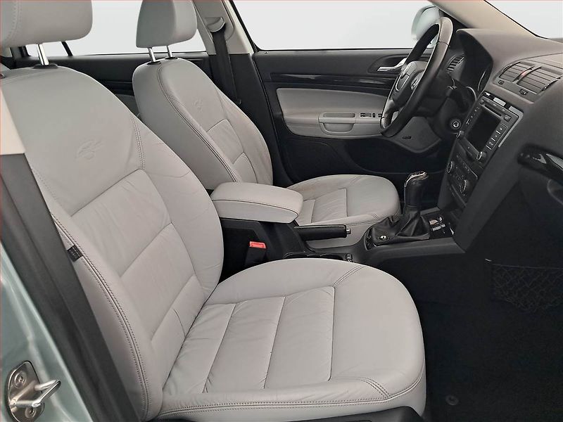 Škoda Octavia (2011) 2.0 TDI, Xenony, Tempomat - fotka 9 z 17