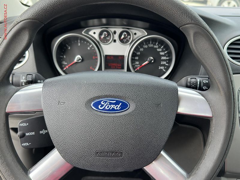 Ford Focus (2011) 1.6 TDCi, AC, STK3/28 - fotka 12 z 15