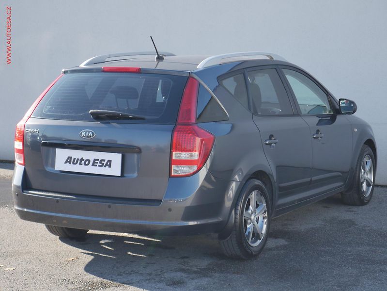 Kia Ceed (2010) 1.4CVVT, ČR, AC, park.asist - fotka 4 z 17