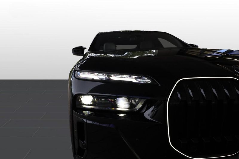BMW i7 M70 - fotka 25 z 38