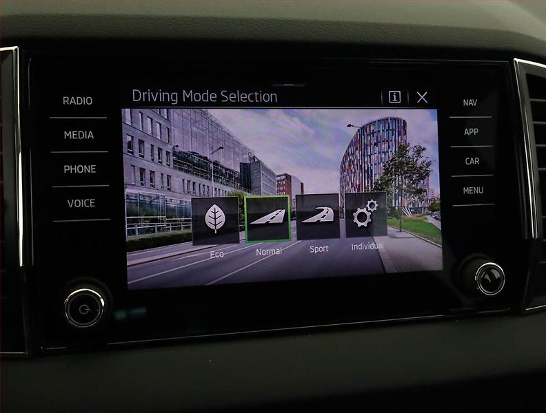 Škoda Karoq (2023) Style 1.5 TSI - fotka 13 z 16
