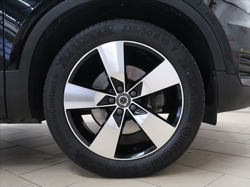 Volvo XC40 2,0 D4 AWD MOMENTUM CZ - fotka 31 z 39