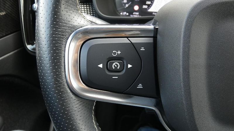 Volvo XC40 B4 AWD R-Design - fotka 11 z 22