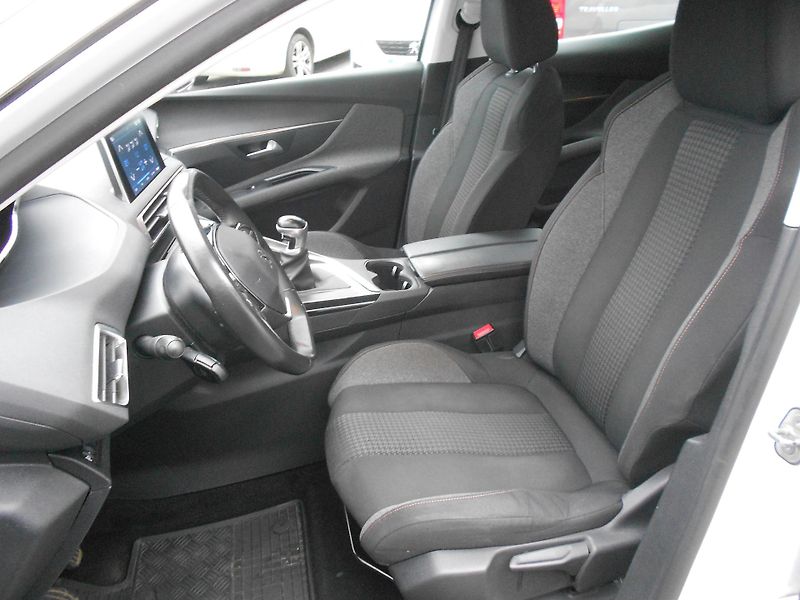 Peugeot 3008 Active 1,2PT servis zdarma - fotka 9 z 12