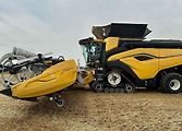 Pohled z boku na nový kombajn CR11 firmy New Holland.